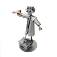 Student metalfigur som studentergave. Flot gave ide til studenten. Skøn håndlavet og bæredygtig figur. Se også student til hende. Studentergaver og metalfigurer