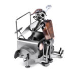 Sjov svendegave - Automekaniker metalfigur. En bil under reparation. Perfekt gave til mekaniker.