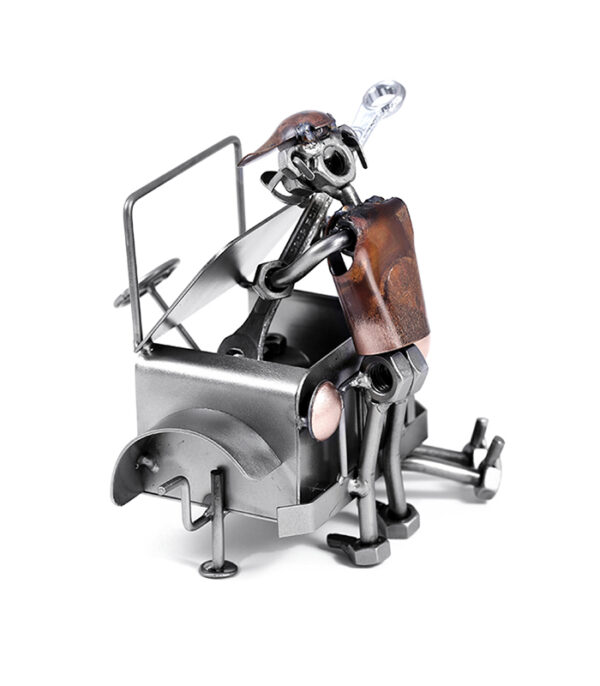 Sjov svendegave - Automekaniker metalfigur. En bil under reparation. Perfekt gave til mekaniker.