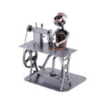 Gave til skrædder eller syerske eller beklædningshåndværker metalfigur. Svendegaver og metalfigurer