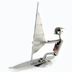 windsurfer på vandet metalfigur som gaveide til ham som windsurfer. Metalfigurer og sportsfigurer som gaver