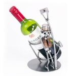 Fuld mand ved lygtepæl som sjov vinholder metalfigur. Gave til festabe, tak for festen gave. gave polterabend. Sjove vinholdere og metalfigurer