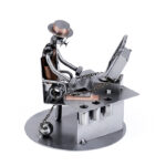 Gave til arbejdsnarkoman gamer personalegave metalfigur penholder. Metalfigurer