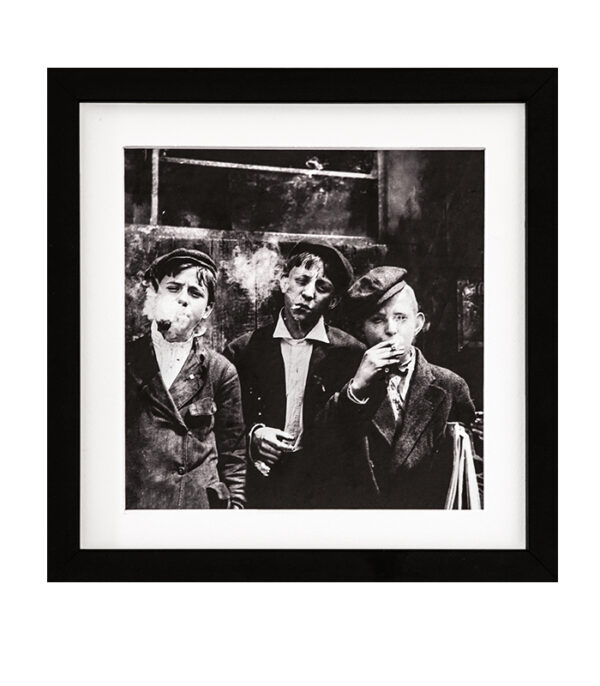Retro kunstfoto i ramme sort hvid foto af drenge der ryger cigaretter. Foto taget af polsk fotograf. Str. 10 x 10 cm og 20 x 20 cm. gave til hende eller ham
