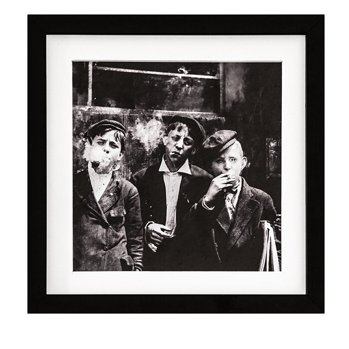 Retro kunstfoto i ramme sort hvid foto af drenge der ryger cigaretter. Foto taget af polsk fotograf. Str. 10 x 10 cm og 20 x 20 cm. gave til hende eller ham