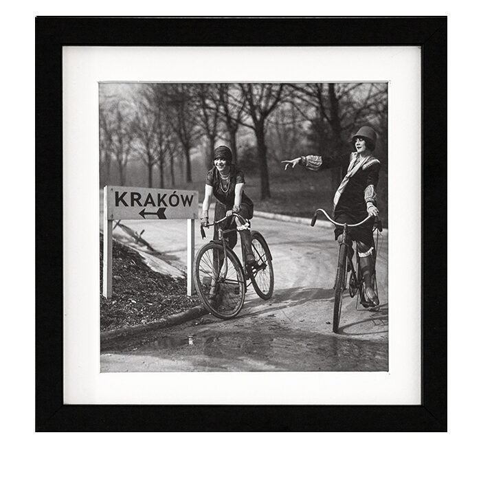 Damer på cykel retro s/h kunstfoto i sort kvalitetsramme. Str.  10 x 10 cm og 20 x 20 cm. Firkantet retro billede som gave til kreativ kvinde.