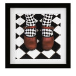 Røde pigesko på ternet gulv - retro kunstfoto i kvalitetsramme. Foto taget af polsk fotograf fra Krakow i 50´rne. Gave til pige eller kvinde.