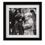 Tosomhed dreng og pige retro kunstfoto. Drikker af samme glas med sugerør. Skønt billede som deco til boligen. Gaveide til ham eller hende.