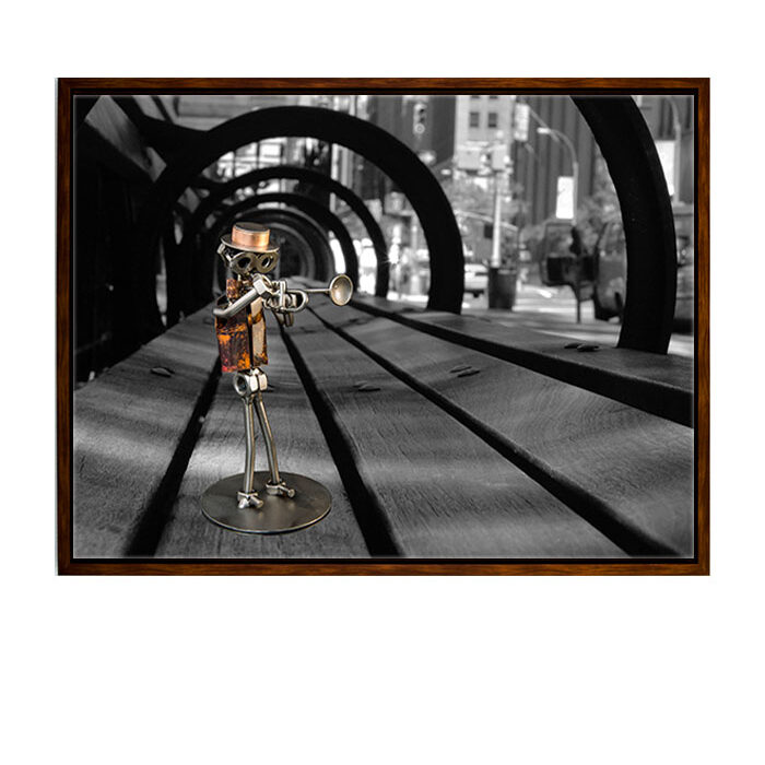 metalfigur trompetist, trompetist, metalfigur, kunstfoto, fotokunst, sort hvid foto i ramme, stålfigur trompetist, steelfigure tromphet man, metal figure trompheter