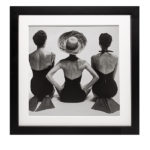 Tre kvinder på stranden som retro fotokunst i sort og hvid fra 30´erne med sort kvalitetsramme. Gave til hende eller ham med den kreative eller intellektuelle boligstil. Størrelserne 10 x 10 cm og 20 x 20 cm