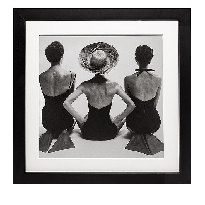 Tre kvinder på stranden som retro fotokunst i sort og hvid fra 30´erne med sort kvalitetsramme. Gave til hende eller ham med den kreative eller intellektuelle boligstil. Størrelserne 10 x 10 cm og 20 x 20 cm