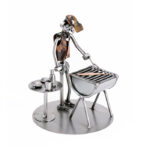 Grillmester metalfigur med grill og fisk. En perfekt gave til ham manden som elsker at grille fisk, bøffer eller pølser i haven.