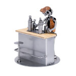 Gave bartender metalfigur ham eller hende