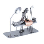 Gave til kirurg metalfigur med operationsstue. Metalfigurer og kandidatgaver