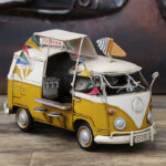 Vintage Volkswagen is-bil model af metal som sjov og flot deco retro boliginteriør til vitrinen eller hylden. En flot vintage gave ide. Isbil som vintage folkevogn modelbiler