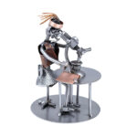 Gave biolog eller laborant metalfigur hende. metalfigurer og svendegaver