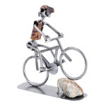 Mountainbike cykelrytter som metalfigur i ujævnt terræn. Flot håndlavet mountainbike cykelrytter som gave ide til Mountain biker entusiasten. metalfigurer modelcykler