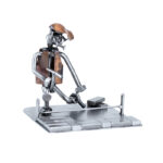 Gave brolægger metalfigur som lægger fliser. Svendegaver og metalfigurer