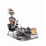 Psykolog metalfigur kvindelig behandler kan anvendes som gaveide, svendegave, eksamensgave eller jubilæumsgave. Som deco i konsultationen. Metalfigurer og jobfigurer