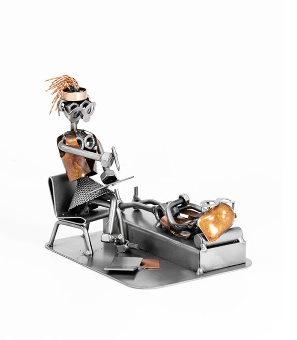 Psykolog med patient metalfigur - Hende behandler som gave, eksamensgave eller jubilæumsgave.