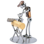Skovhugger med motorsav og savbuk metalfigur. Flot udført figur af dygtig metalkunstner som gave eller jubilæumsgave til skovarbejder. jobfigurer, svendegaver og metalfigurer
