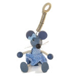 Pige mus håndlavet trædukke uro ca. 10 cm plus feder ophæng. En perfekt gave ide til pige barnedåb eller babyshower.