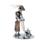 Rengøringsassistent metalfigur med støvsuger. Figur som gave til stuepige, husmor eller hjemmehjælper. Gave til ham eller hende som støvsuger. Metalfigurer og jobfigurer
