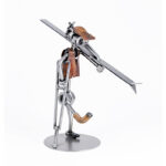 Skiløber metalfigur med krykker og gips. Gave til den uheldige skiløber med brækket ben. En skifigur som sjov gave til skisportsinteresseret. Metalfigurer og sportsfigurer fra vores gaveshop