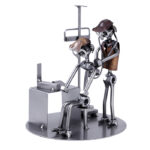 Gave til læge metalfigur med patient. Kandidatgave til læge metalfigur