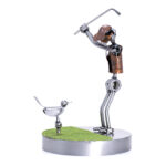 Golfspiller laver birdie metalfigur på golfbane. En sjov gave ide til ham golfspilleren som har lavet en birdie. Golfgave med humor.