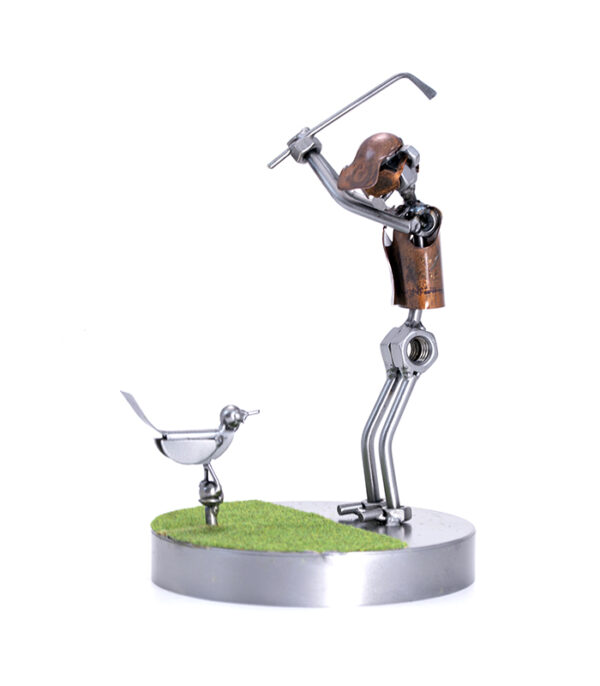 Golfspiller laver birdie metalfigur på golfbane. En sjov gave ide til ham golfspilleren som har lavet en birdie. Golfgave med humor.