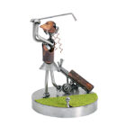Kvinde på golfbanen metalfigur på golfbane. En perfekt gave ide til kvinde som spiller golf eller som trofæ til golfkvinde når hun vinder. Gave golfkvinde metalfigur, golffigurer, sportsfigurer, metalfigurer