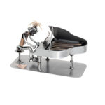 Pianist metalfigur til hjemmet med klaver. Skøn figur med flygel af stål og kobber. En gave til pianisten eller ham med klaver i boligen. Musikfigurer og metalfigurer