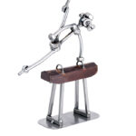 Gymnast på springbuk metalfigur. Figur af stål og kobber. En fin julegave ide, trofæ eller gave til gymnastik dreng, pige mand eller kvinde. Metalfigurer og sportsfigurer