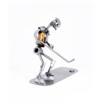 Ishockeyspiller metalfigur med flotte detaljer. En perfekt gave ide til en ishockey spiller eller en ishockey fan. En sej figur på hylden. Metalfigurer og sportsfigurer