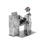 CNC operatør - Maskinsnedker ved drejebænk metalfigur. En perfekt svendegave til industritekniker, maskinsnedker. drejer, industrioperatør. tilføj gravering. Svendegaver