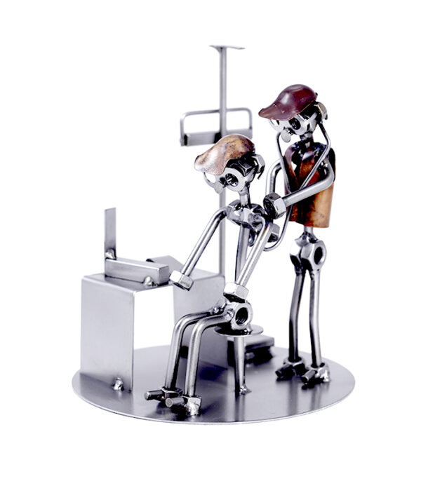 Læge med patient metalfigur. En gave, eksamensgave eller kandidatgave til nyuddannet læge,