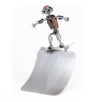 Skater på skaterbane metalfigur af restmetal. En figur af stål og kobberelementer. En perfekt gave til skater eller som trofæ. Metalfigurer og sportsfigurer