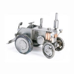 Traktor metal figur model. En flot traktor af stål og kobberelementer. En perfekt svende gave til landmand som boliginteriør på landejendom.