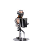 Harmonikaspiller metalfigur som gave til akkordeonspiller. En skøn figur af kobberelementer og stål. Sjov pynt til amagerhylden.