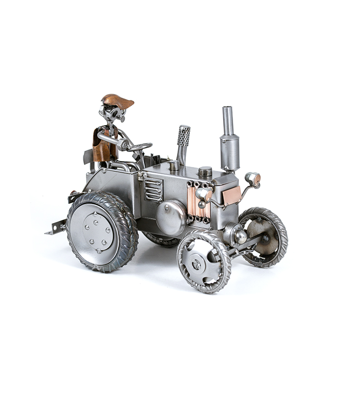 Landmand på model traktor metalfigur. Svendegave eller gave til nyuddannet landmand eller bonde. Landmand metalfigur som deco på landejendom. Metalfigurer, jobfigurer og svendegaver