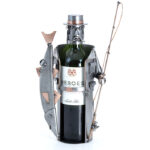 Vinholder udført som lystfisker metalfigur med fiskestang og stor fisk. Perfekt gave ide til lystfisker eller erhvervsfisker og vindrikker. Sjove vinholdere og metalfigurer