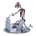 Svendegave til murer metalfigur bygger hus