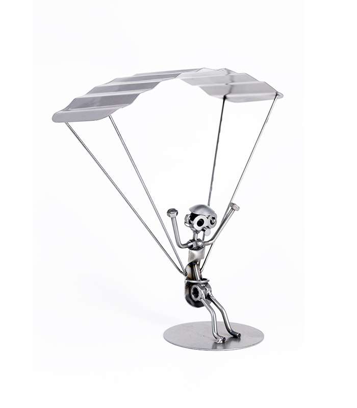 Paraglider eller faldskærmsspringer metalfigur som dekorativ metalfigur. Flot figur til ophæng eller som stående dekoration. Sjov gave ide til faldskærmspringer eller paraglider. metalfigurer og sportsfigurer