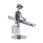 Gave ambulancebehandler gave til redder metalfigur