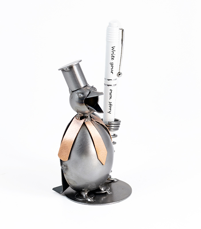 Pingvin pen holder metalfigur. En perfekt gave ide til kæreste, hende eller ham. En jule gave til skolepige eller skoledreng med skrivebord.