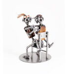 Sex figur på stol metalfigur. En kvinde og en mand har sex på stol. En gave til lidenskabeligt par eller til ham eller hende som har meget sex. Måske bare et gave hint til en god aften til kæreste eller tilbeder.