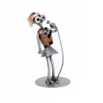 Sangerinde metalfigur som gave, svendegave eller uddannelsesgave til sangerinde fra musikkonservatoriet eller til kvindelig solist. metalfigurer og musikfigurer