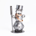 Skøn snemand med kost, hat og halstørklæde metalfigur. Figur af stål og kobberelementer. Perfekt vinter figur eller julefigur som gave, adventsgave eller mandelgave til ham eller hende, mand, kvinde, barn eller teenager. Metalfigur og julepynt