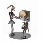 Gave skolelærer med globus som metalfigur